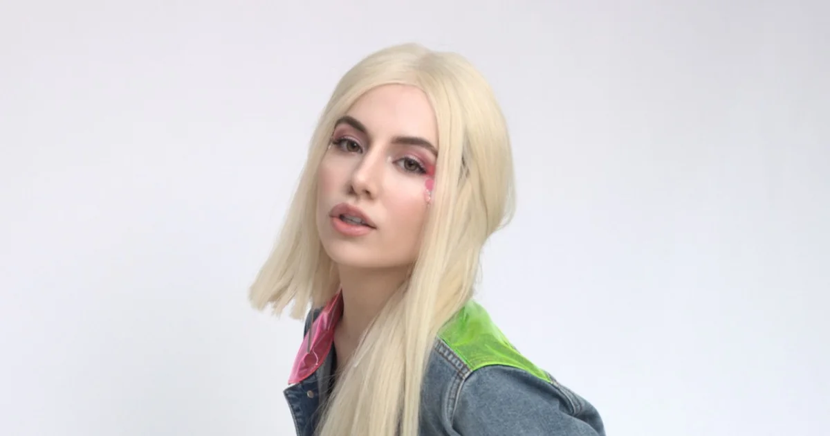 Header Banner Ava Max
