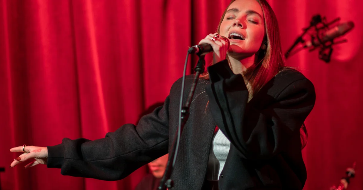 Header Banner Danielle Bradbery