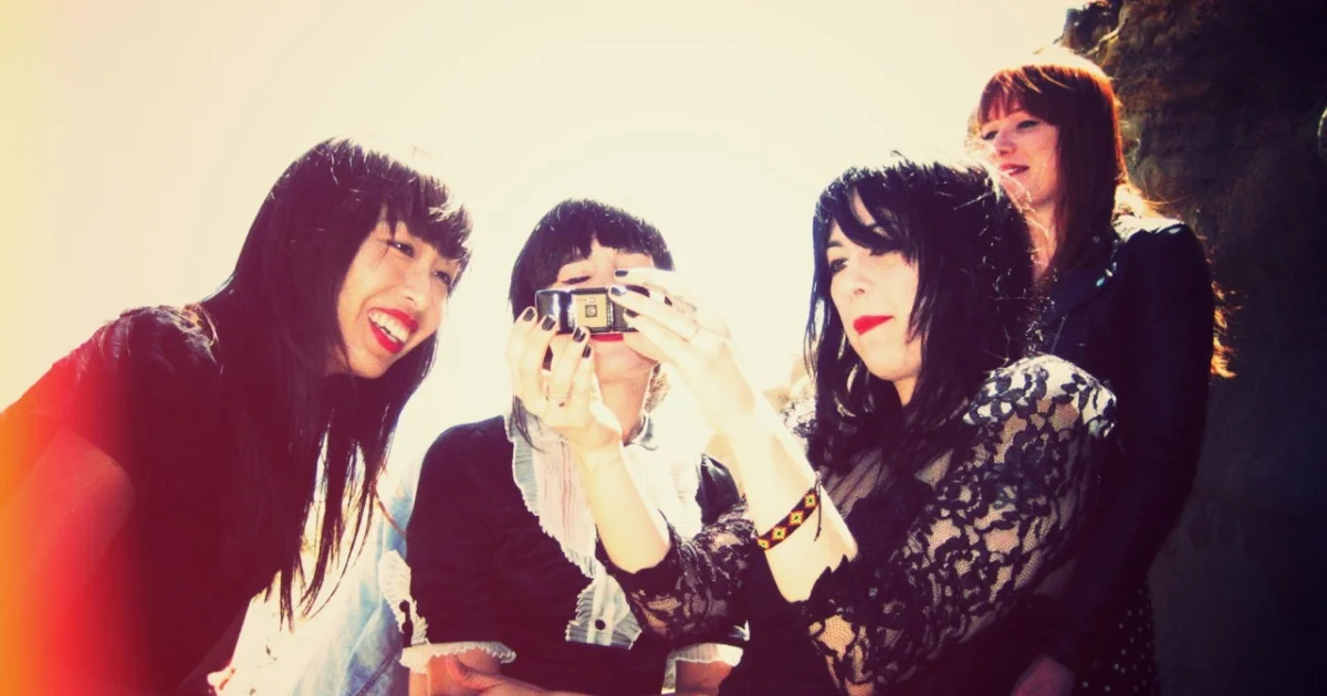 Header Banner Dum Dum Girls