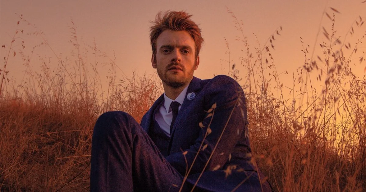 Header Banner FINNEAS