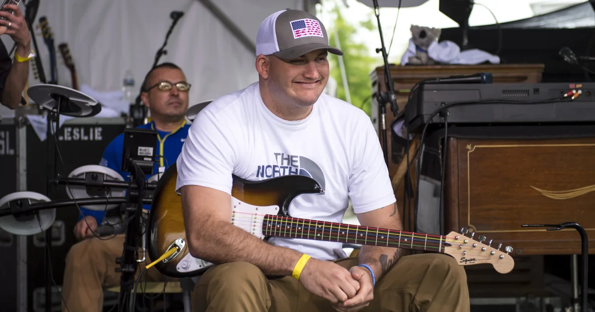 Header Banner Lee Brice