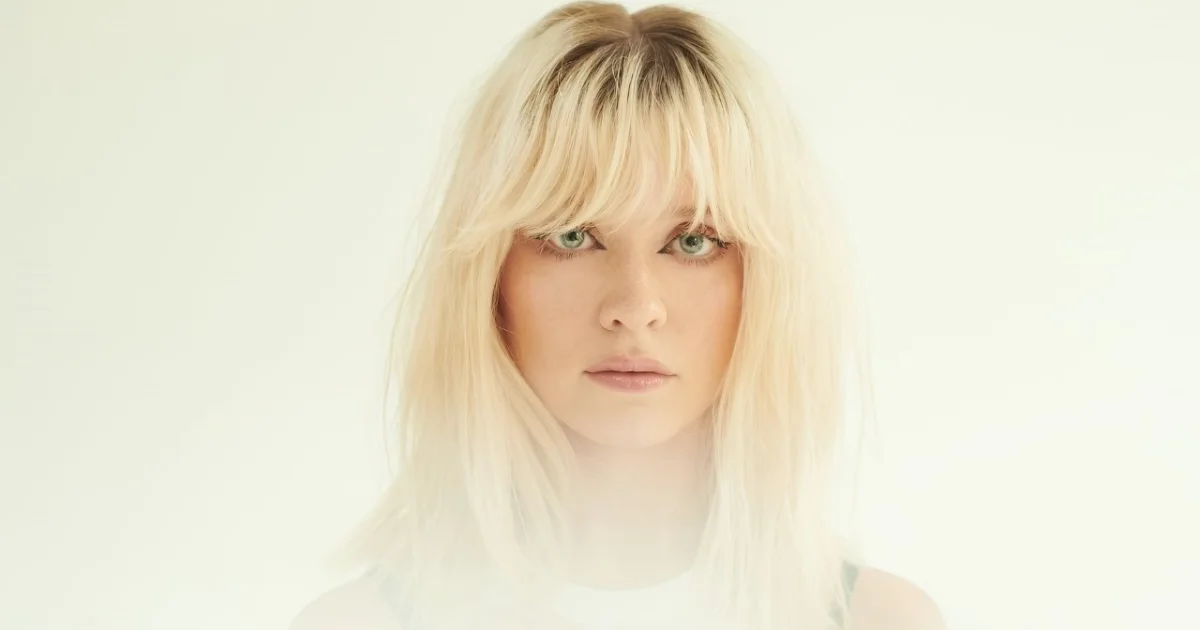 Header Banner Maisie Peters