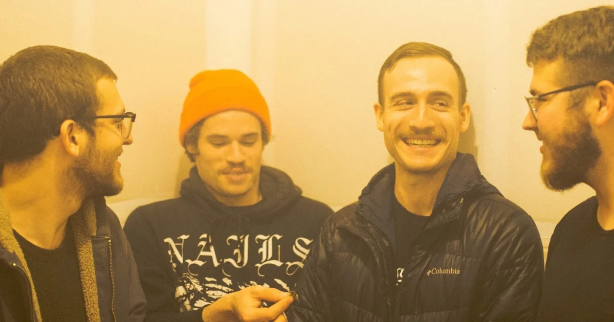 Header Banner Mom Jeans.