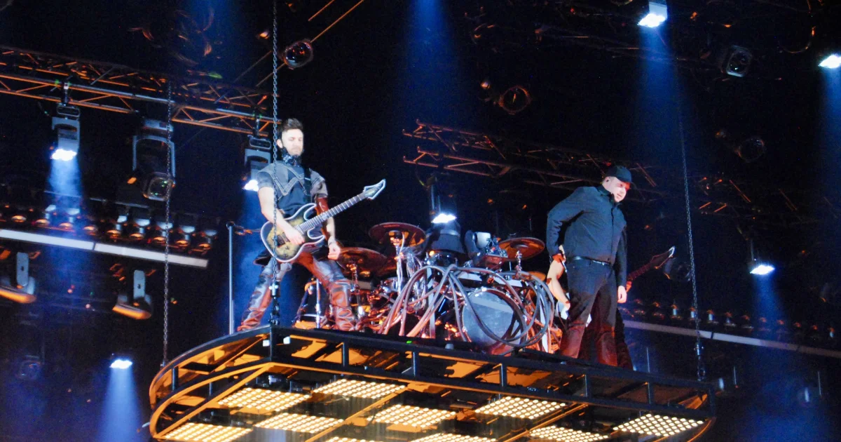 Header Banner Smash Into Pieces
