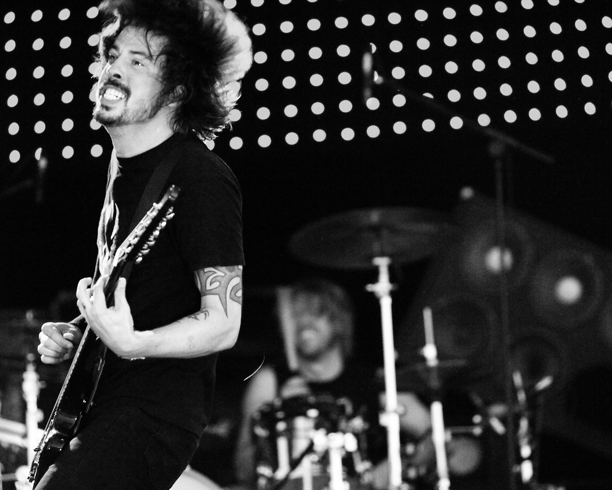 Dave Grohl Joins AC/DC Onstage for Electrifying “Highway to Hell” at MetLife Stadium